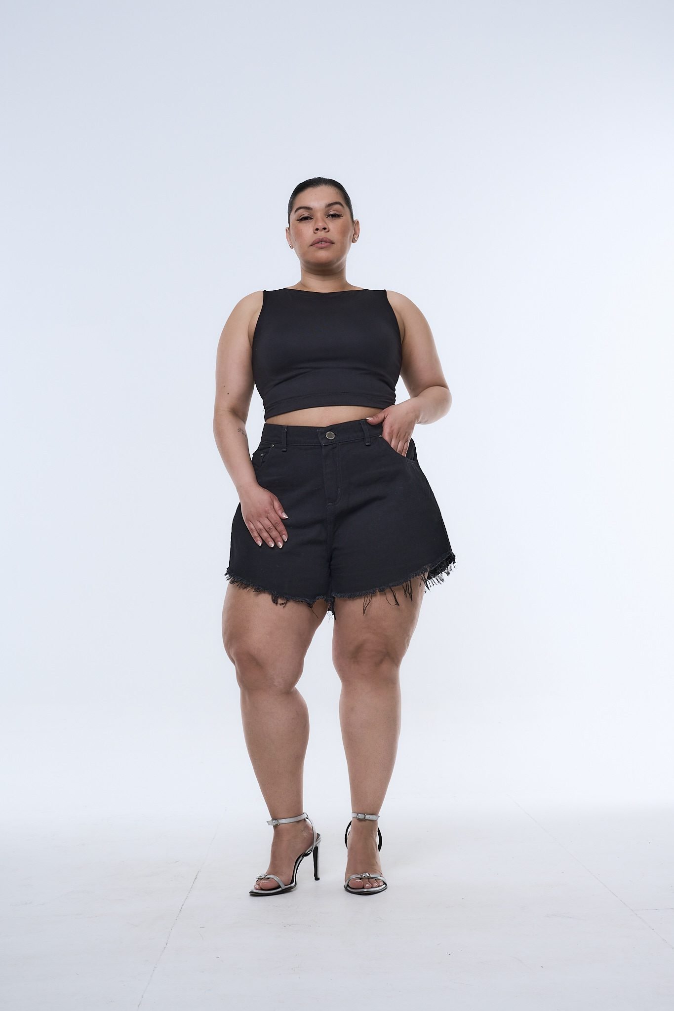 <b> SHORT AURENE BOLSILLO TAPITA </b> <i> rigido