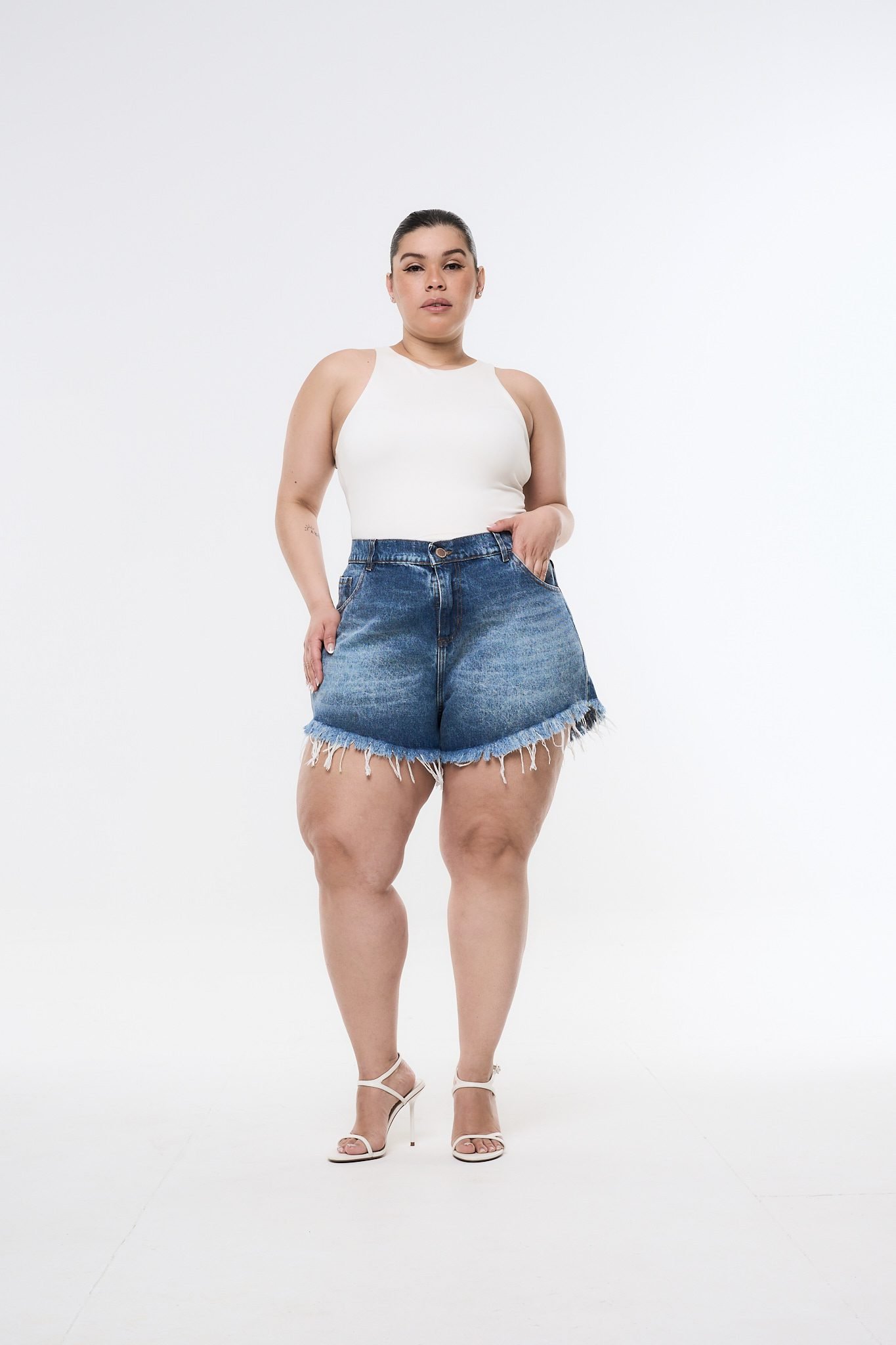 <b> SHORT NIVARA BIGOTE NEVADO </b> <i> rigido
