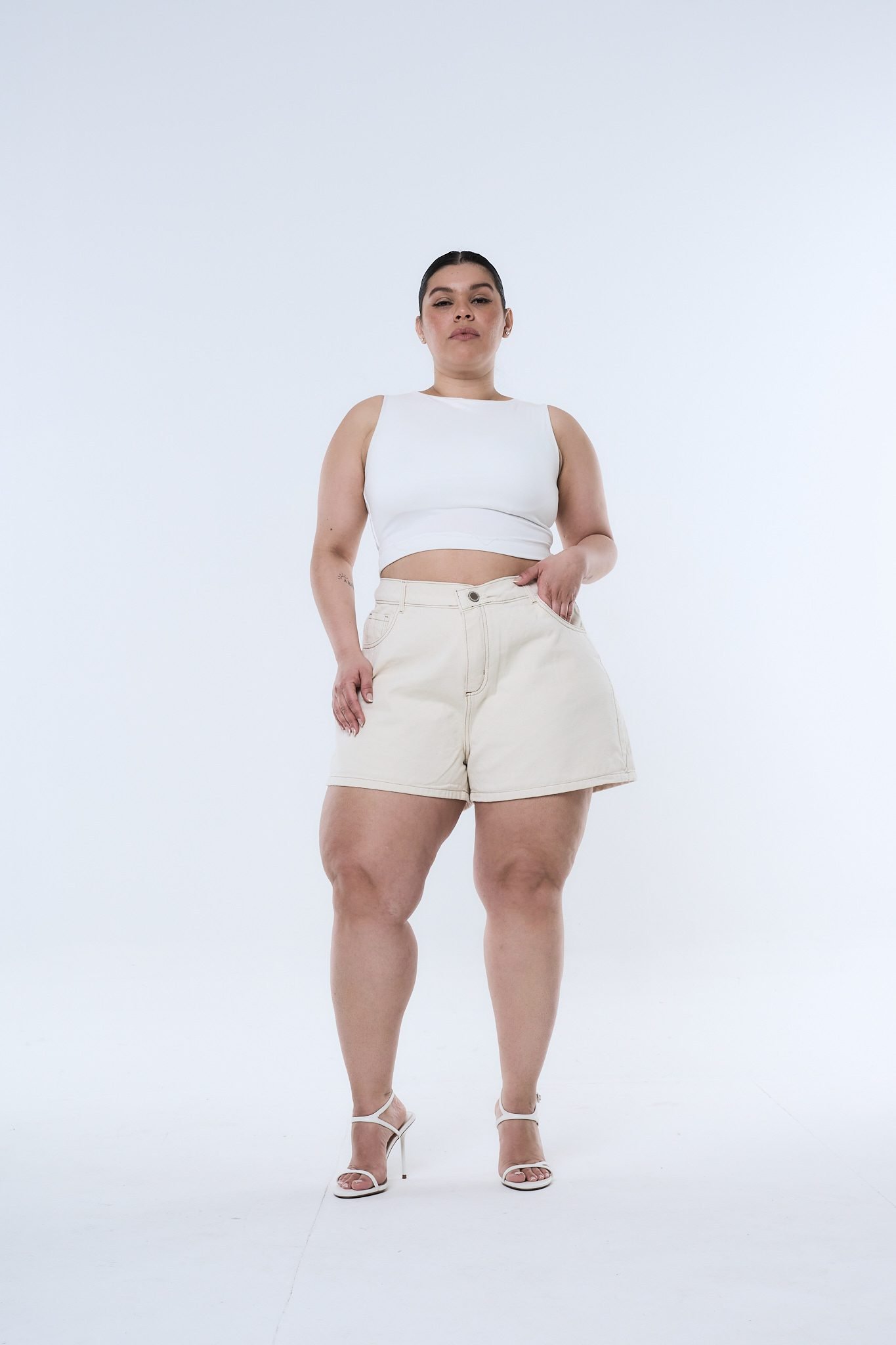 <b> SHORT BEIGE </b> <i> rígido