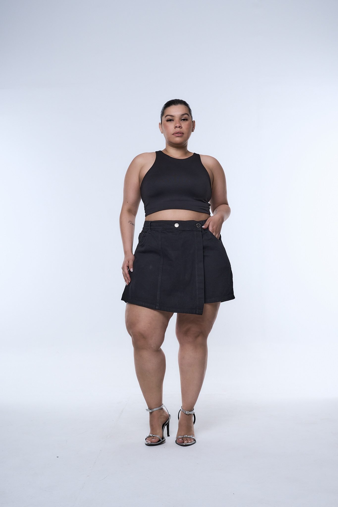 <b> SHORT-POLLERA NINIVE RECORTE </b> <i> rigido </i>