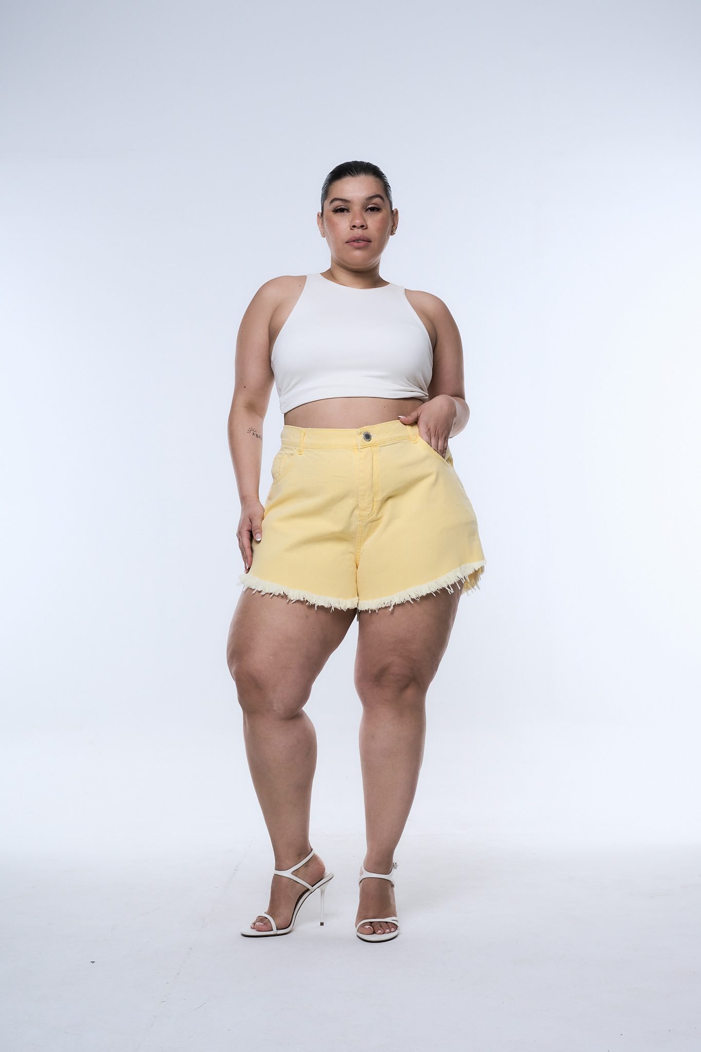 <b> SHORT AMANDIA DESFLECADO </b> <i> rigido </i>