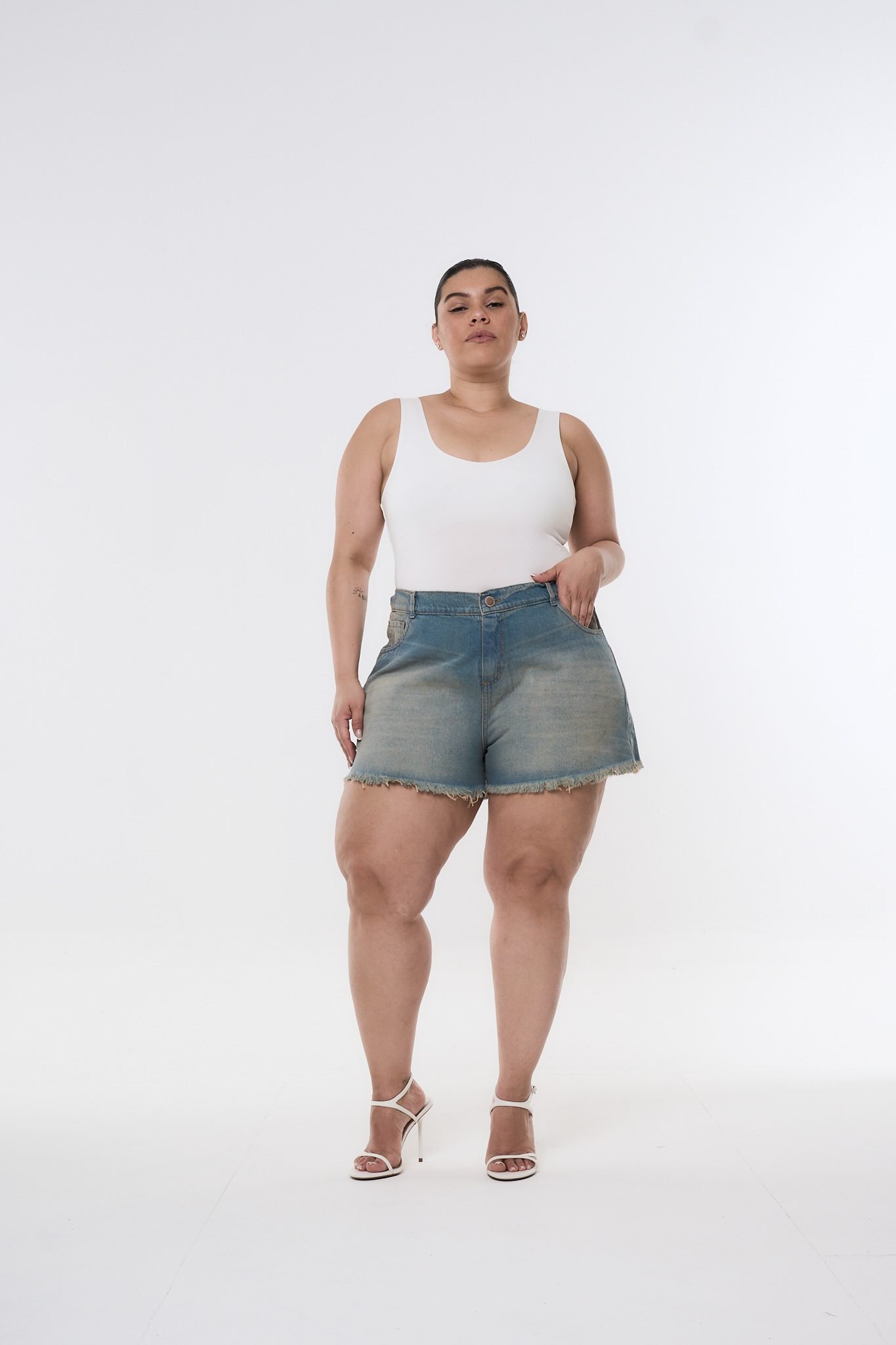 <b> SHORT SEPHYRA BIGOTE MATIZADO </b> <i> rígido