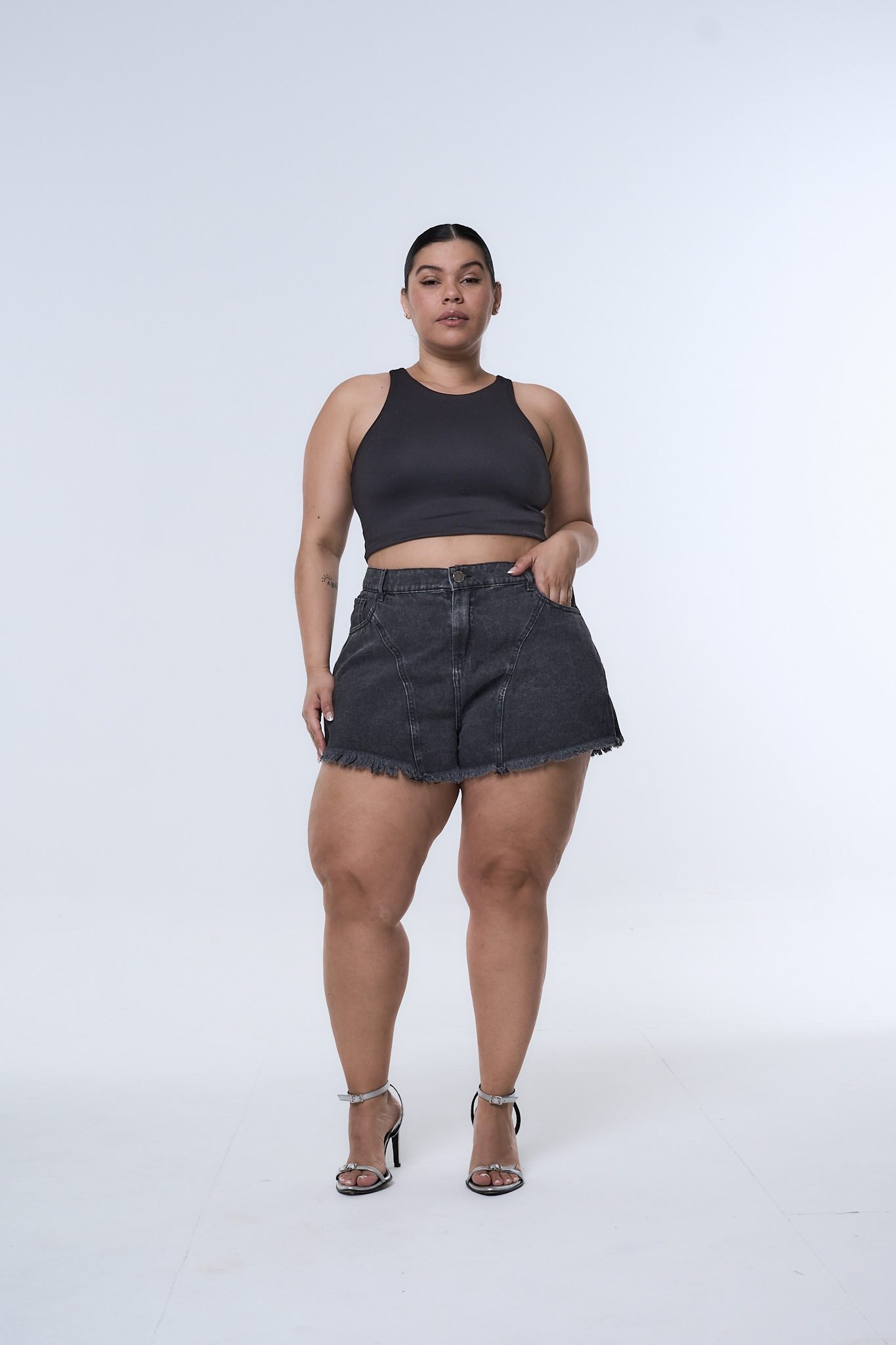 <b> SHORT VELKARIA RECORTE TAJO NEVADO </b> <i> rígido