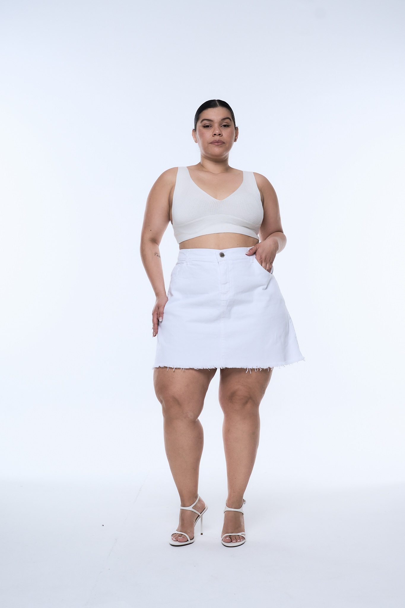 <b> POLLERA WHITE </b> <i> rígido