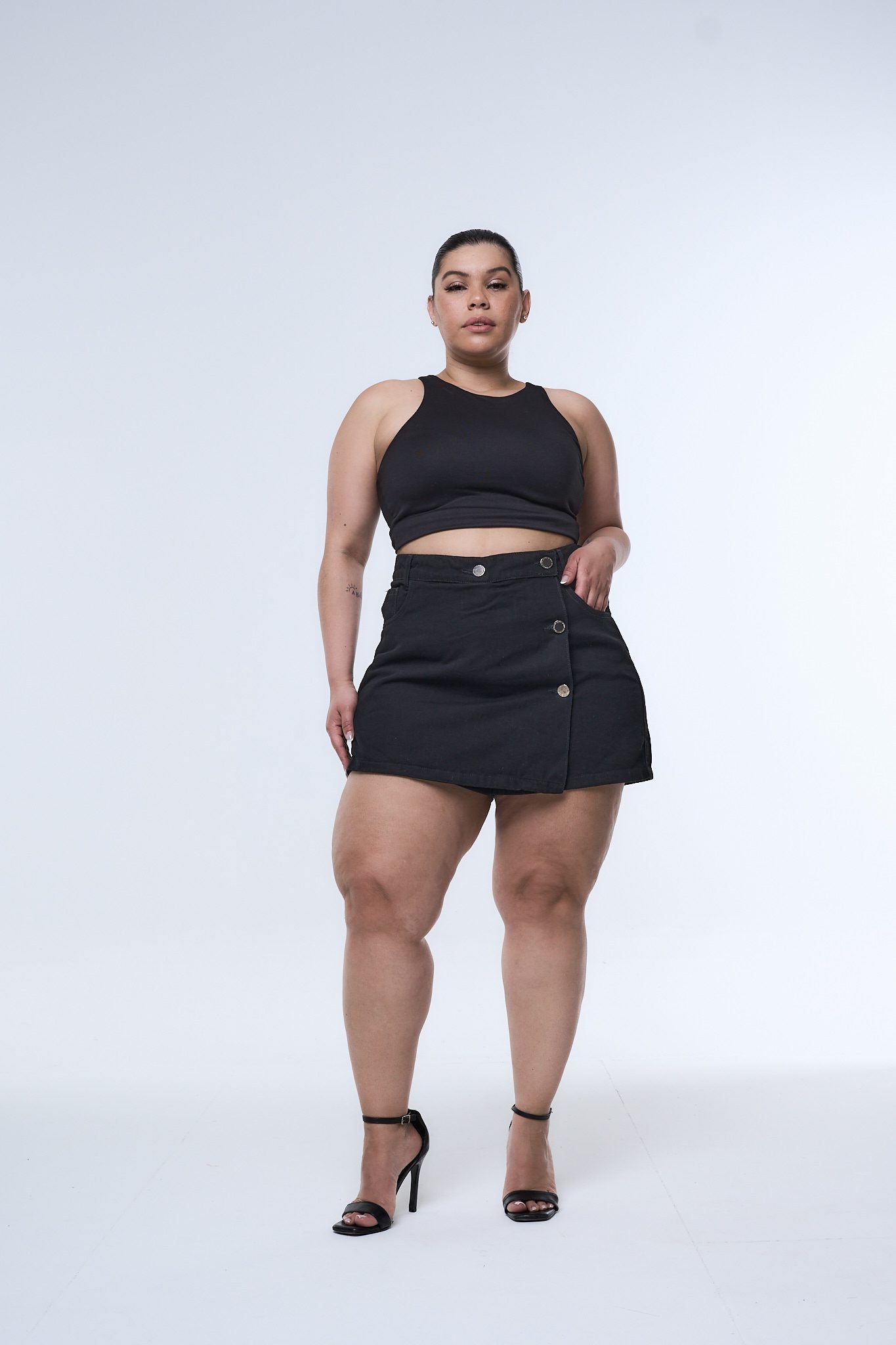 <b> SHORT-POLLERA LIORA 3 BOTONES </b> <i> rígido