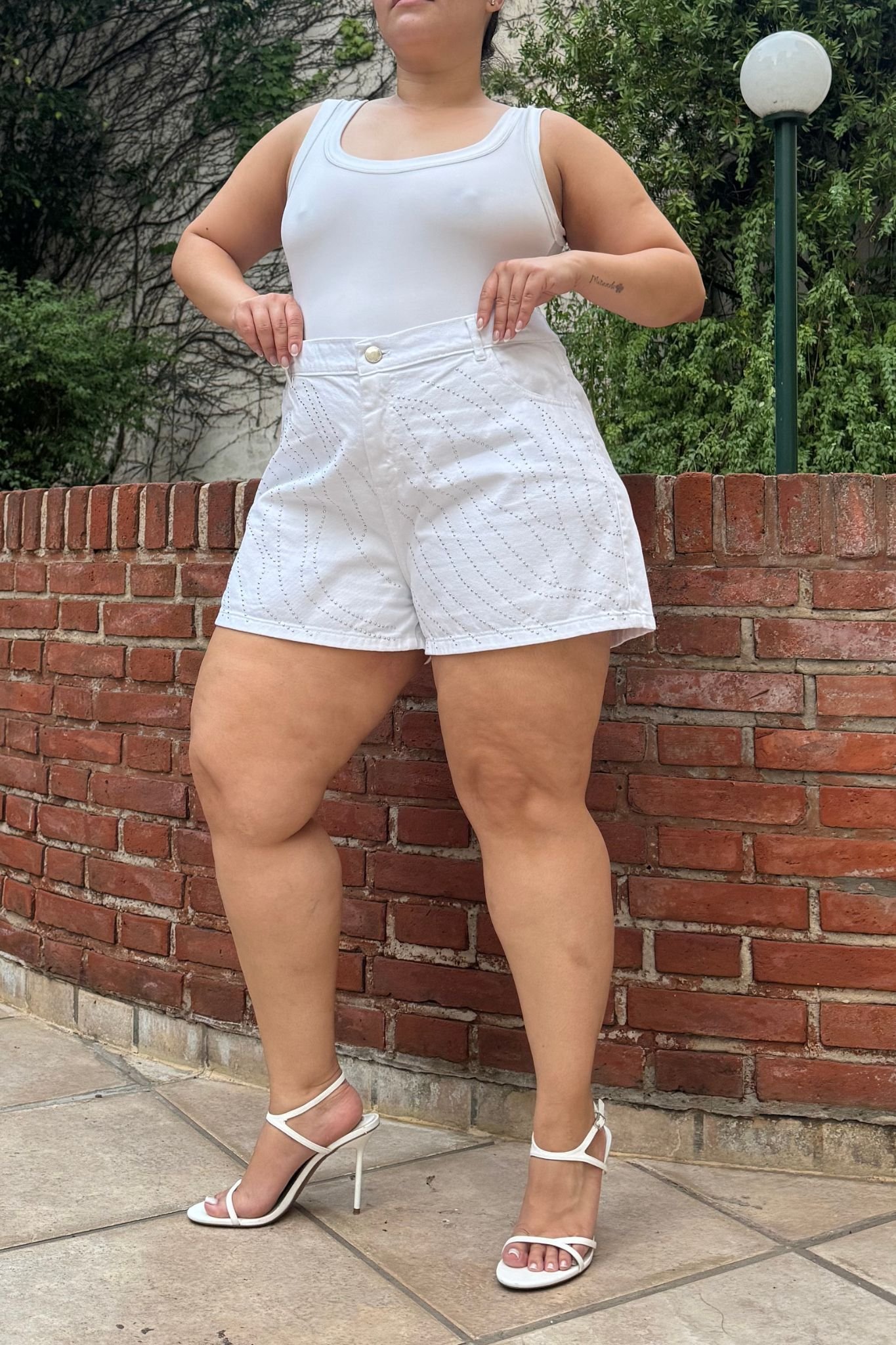 <b> SHORT WHITAVEL STRASS </b> <i> rígido