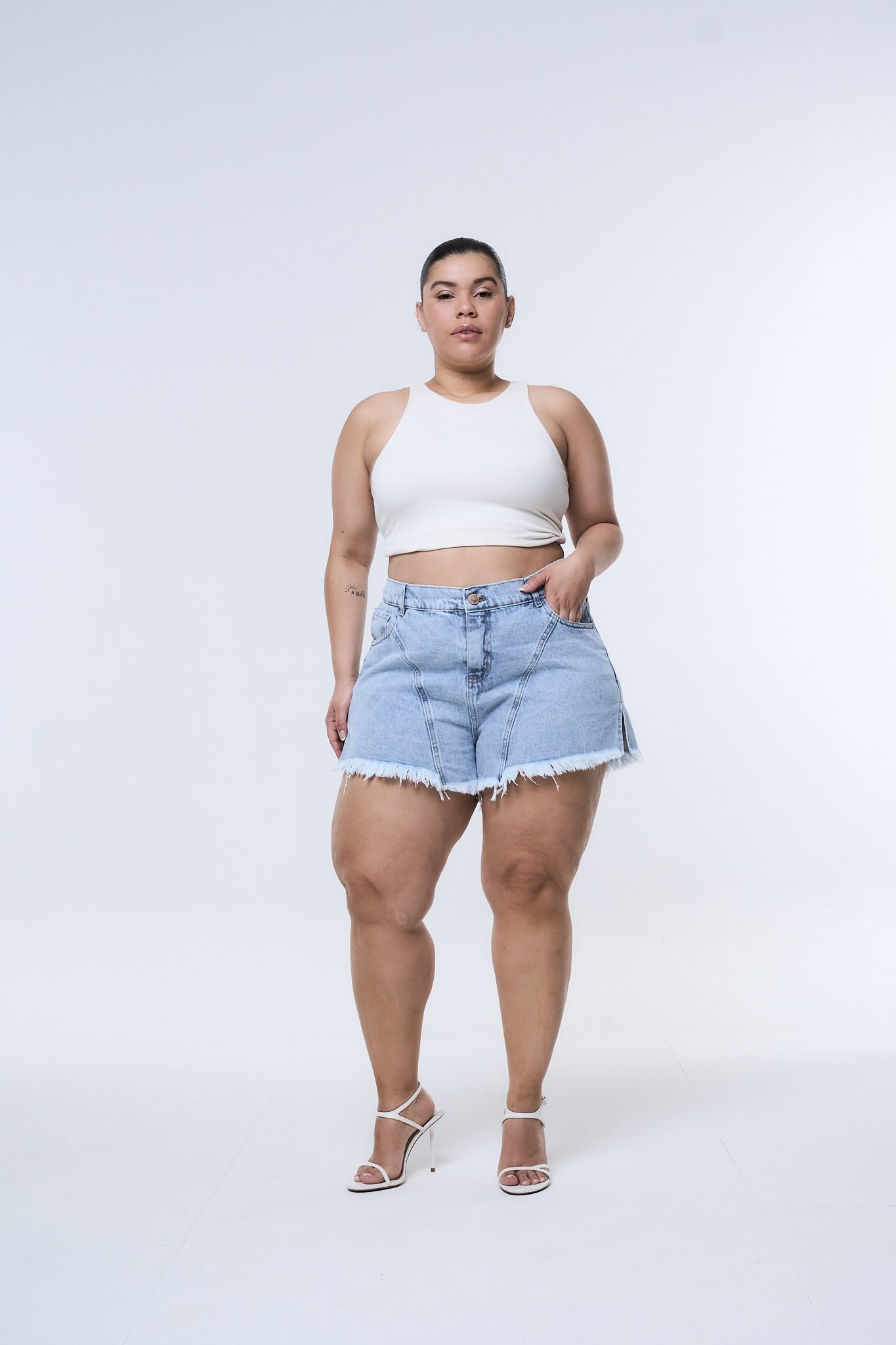 <b> SHORT ODRIANE RECORTE TAJO NEVADO </b> <i> rígido