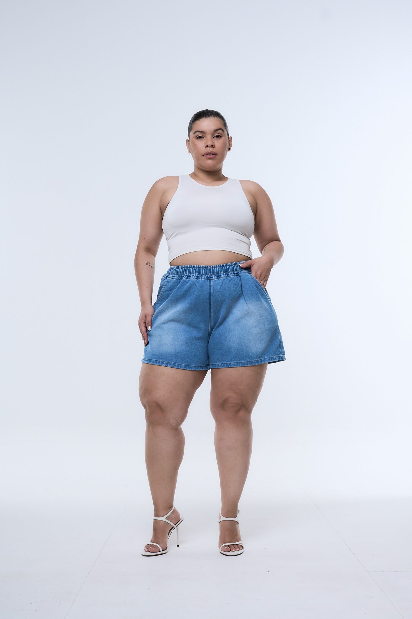 <b> SHORT SOLANGE CINTURA ELÁSTICA </b> <i> rigido </i>