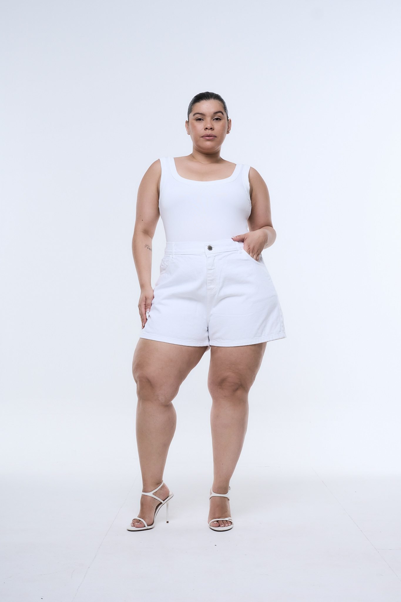 <b> SHORT WHITARA </b> <i> rigido </i>