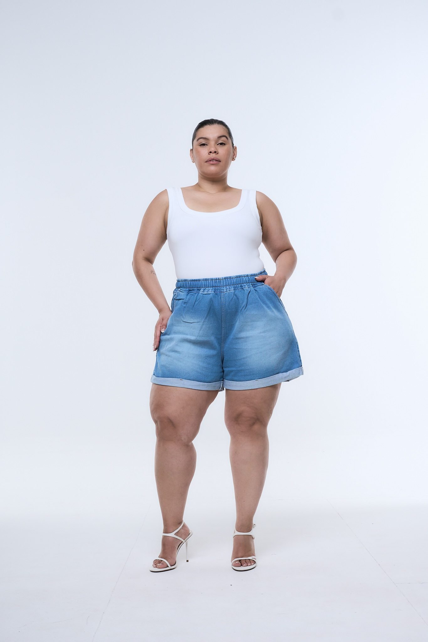 <b> SHORT SOLUNE DOBLADILLO </b> <i> rígido