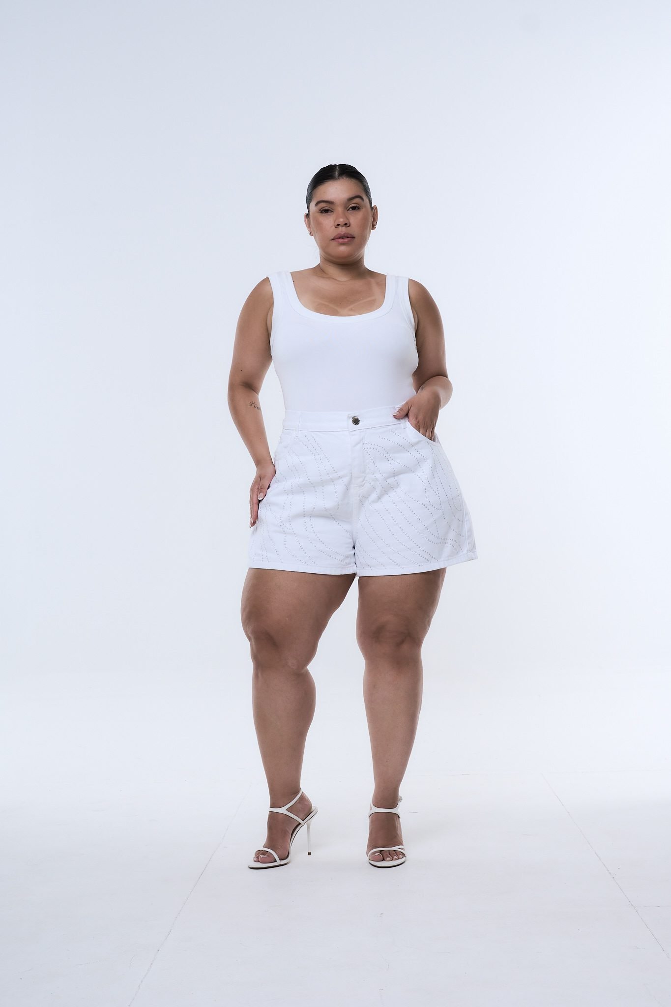 <b> SHORT WHITAVEL STRASS </b> <i> rígido