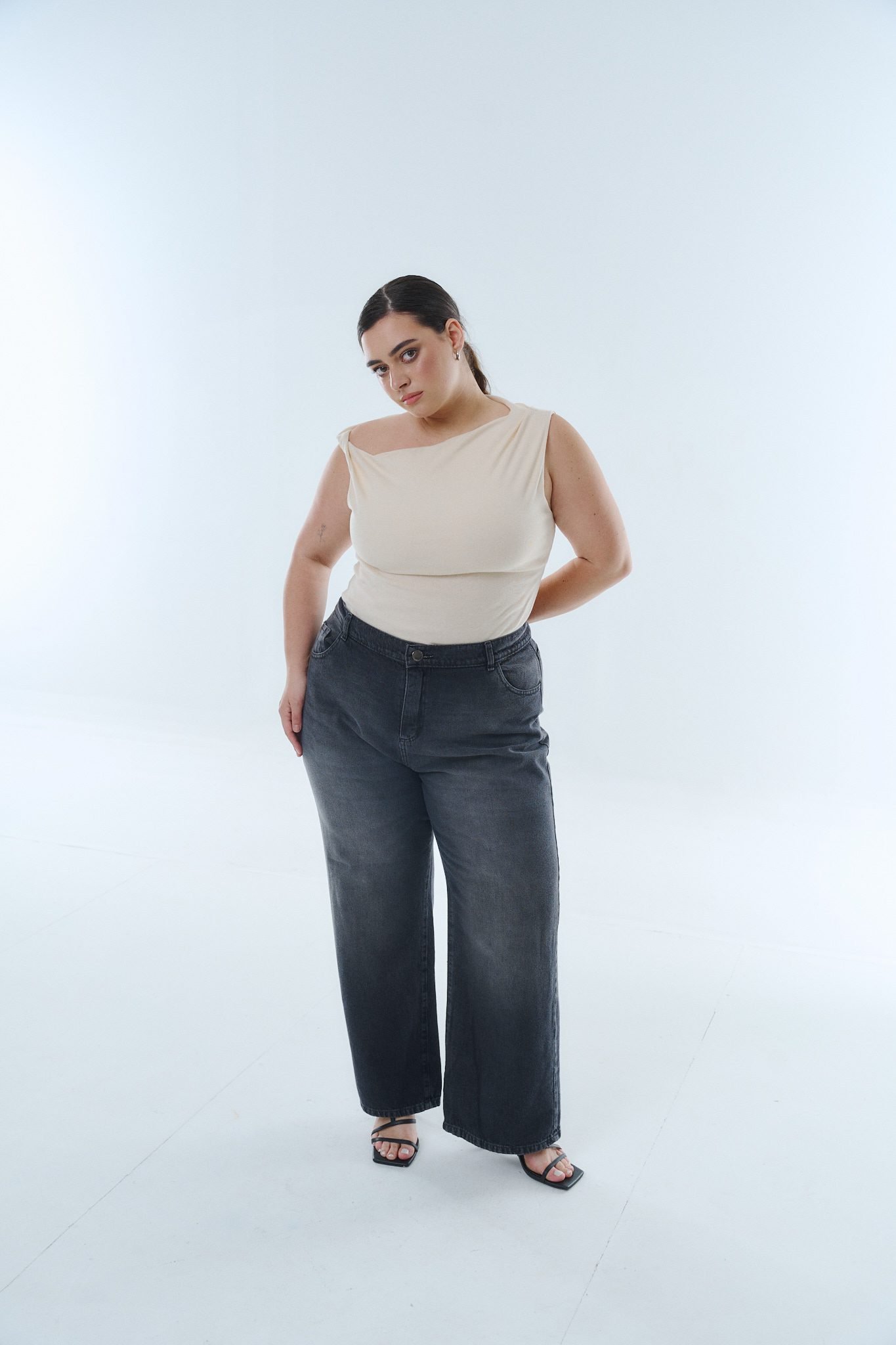 <b> MAXI WIDELEG THADEA BIGOTE </b> <i> rígido