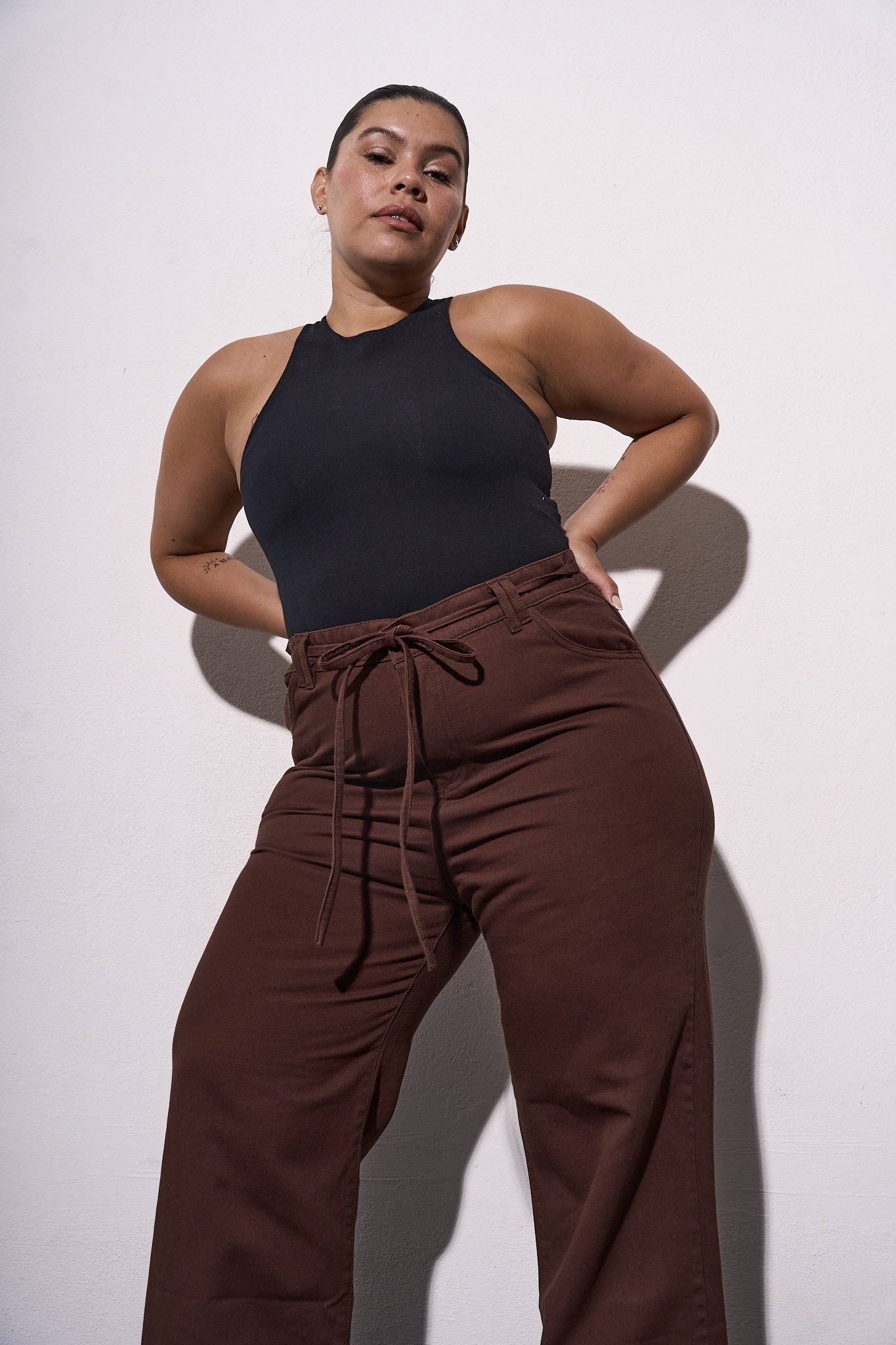 <b> MAXI WIDELEG BEGONIA CHOCOLATE CON TIRA </b> <i> rigido </i>