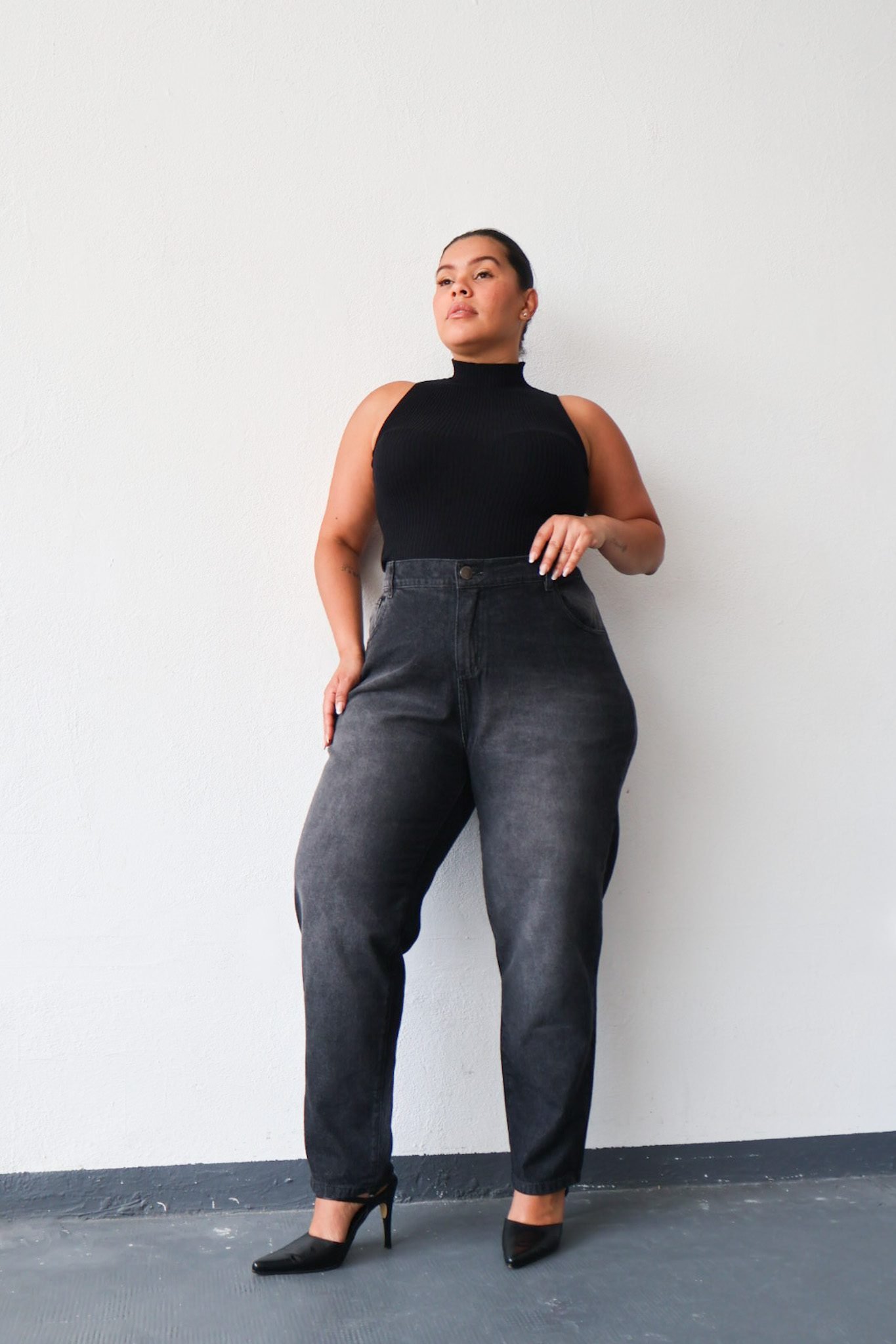 <b> MOM LIOREN BIGOTE </b> <i> rígido