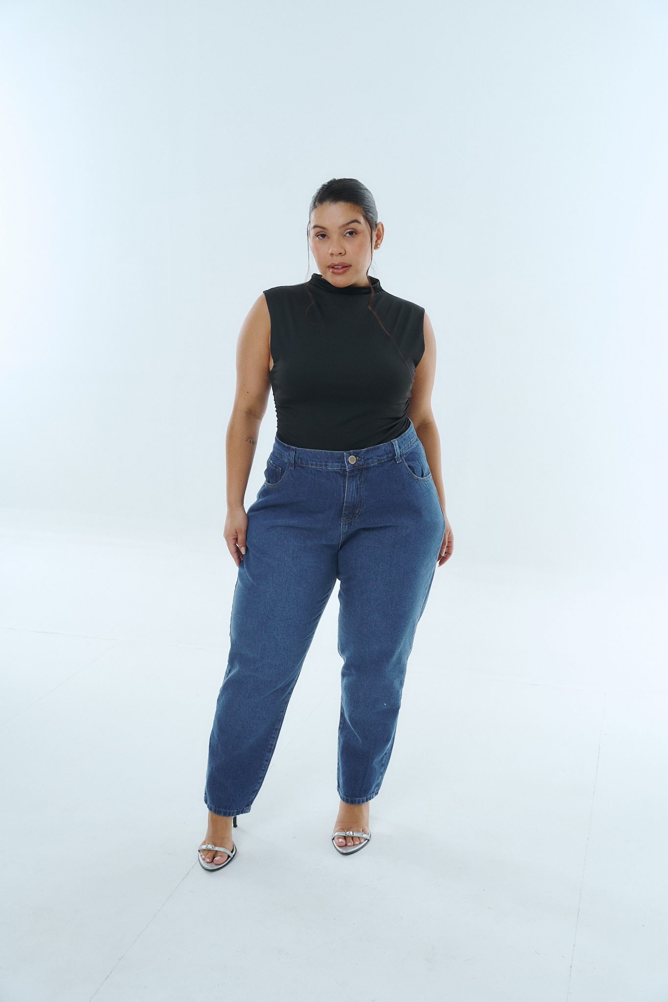 <b> MOM MONA </b> <i> rígido