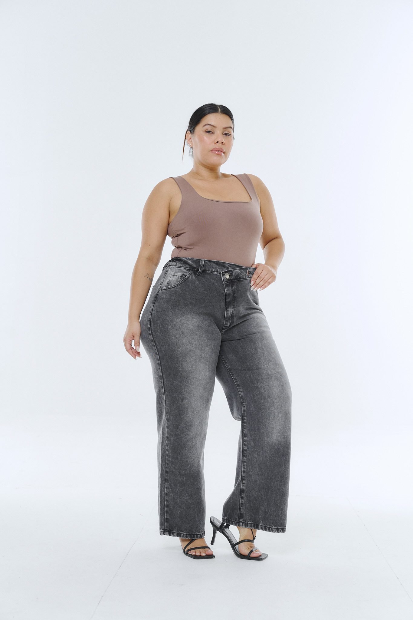 <b> MAXI WIDELEG NOMERIA CINTURA INCLINADA Y ELASTICO ATRÁS </b> <i> rigido </i>